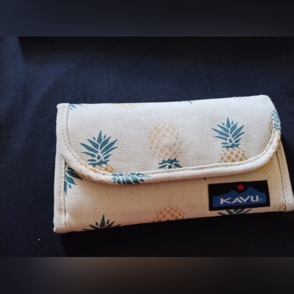 KAVU Women's Pineapple Print Crossbody Sling Bag in Cream - Picture 5 of 13